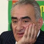 Նա ամեն ինչից տեղյակ է, բայց ոչինչ չի ասի Նա ամեն ինչից տեղյակ է, բայց ոչինչ չի ասի