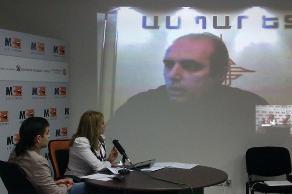 Գյումրիի ընտրատեղամասերից մեկում վիճել են ԱԺ պատգամավորներ Ռուբեն Հակոբյանը եւ Սուքիաս Ավետիսյանը Գյումրիի ընտրատեղամասերից մեկում վիճել են ԱԺ պատգամավորներ Ռուբեն Հակոբյանը եւ Սուքիաս Ավետիսյանը
