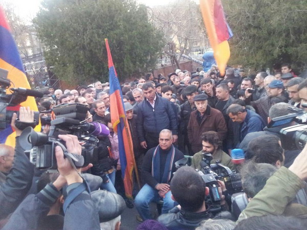 Րաֆֆի Հովհաննիսյանը հացադուլ է անում եւ սպառնում Սերժ Սարգսյանին իր &laquo;դիակի վրա&raquo; երդվել