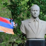 EurasiaNet. «Հեյդար Ալիեւն ու հայկական դրոշը»