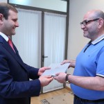 Տարոն Մարգարյանը նոր բնակարանների բանալիներ է հանձնել Իրինա Զաքյանին և Տիգրան Գևորգյանին