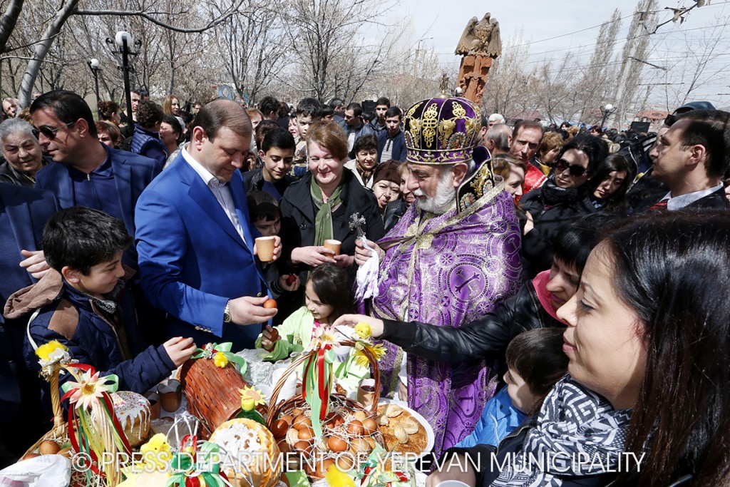 Քաղաքապետ Տարոն Մարգարյանը Սուրբ Զատիկը նշել է ավանցիների հետ Քաղաքապետ Տարոն Մարգարյանը Սուրբ Զատիկը նշել է ավանցիների հետ