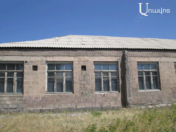 «Փչող» պատուհաններով ու վտանգավոր հատակով դպրոցը (Տեսանյութ, ֆոտոշարք) «Փչող» պատուհաններով ու վտանգավոր հատակով դպրոցը (Տեսանյութ, ֆոտոշարք)