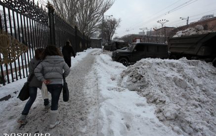 Ջերմուկում, Գորիսում, Կապանում, Մեղրիում տեղում է  ձյուն. Տեղ-տեղ առկա է մերկասառույց