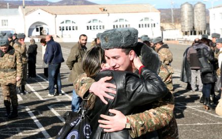 Ավելի քան 300 երևանցի ժամկետային զինծառայողներ հանդիպել են ծնողների հետ