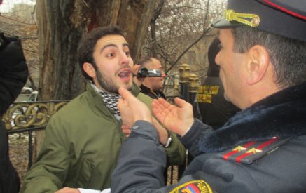 Ոստիկան-ակտիվիստ բախումը շարունակվում է, ցույցին  միջամտել է նախագահի թեկնածու Անդրիաս Ղուկասյանը (Ֆոտոշարք ու տեսանյութ)