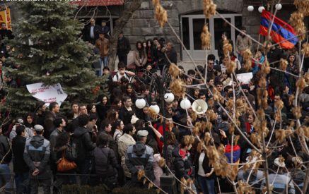 Րաֆֆի Հովհաննիսյանը միացավ դասադուլի դուրս եկած ուսանողներին