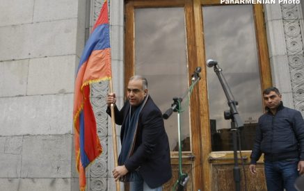 Րաֆֆի Հովհաննիսյանը 3 հարց ուղղեց ժողովրդին