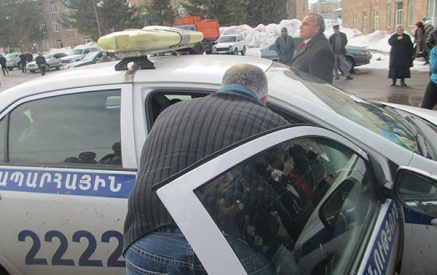 Ոստիկանները Րաֆֆի Հովհաննիսյանից հեռացան, հետո վիճեցին նրա հետ (Տեսանյութ)