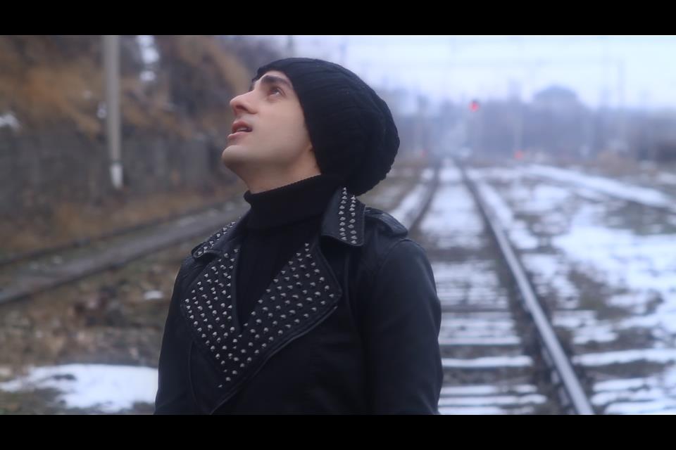 C ue. Cue hello. Гуж Дургарян. Обложка песни cue hello. Cue hello слушать.