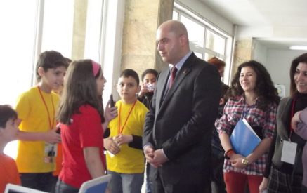 Արմեն Աշոտյանը շնորհավորում է առաջին դասարանցիներին