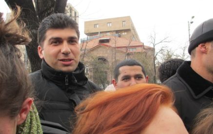 «Կեցցե Հայաստանի ոստիկանությունը». գոչում էին ակտիվիստները (Տեսանյութ)