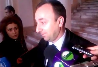 Հրայր Թովմասյանը ստանդարտ նվերներ է անում (Տեսանյութ)