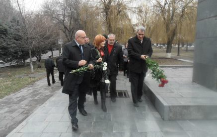 «Ազատ դեմոկրատները» առանձին են գնացել Մյասնիկյանի արձանի մոտ