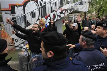Hurriyet. «Բողոքի ցույց թուրքական սերիալների դեմ՝ միզելով հեռուստակայանի դռան վրա»