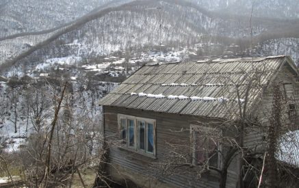 Սահմանամերձ Ծավ գյուղում բնակիչները շարունակում են փայտե տնակներում ապրել