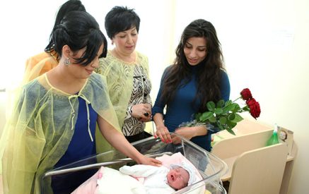 Մայրության տոնին առաջին շնորհավորանքները՝  նոր մայրացած կանանց