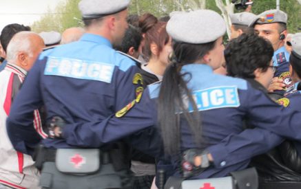 Բախում ոստիկանների եւ ժողովրդի միջեւ