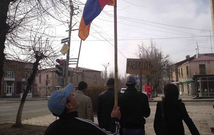 Ոտքով Երևան ուղևորվող գյումրեցիները, Աշնակի գազալցակայանն ու արթիկցի թաղայինի  հետապնդումները
