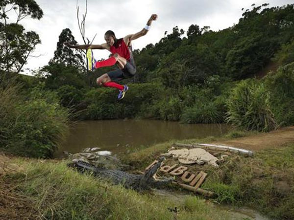 Աֆրիկացի աթլետը ցատկել է կոկորդիլոսներով բնակեցված գետի վրայով