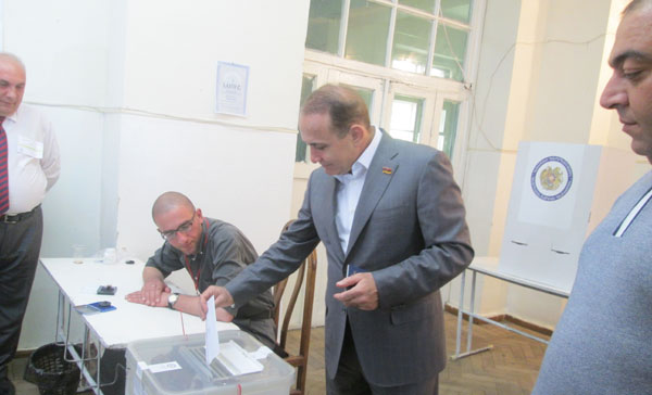 Տարեց կինը՝ Հովիկ Աբրահամյանին. «Նաստոյաշիյ ջենտլմեն» (Տեսանյութ)
