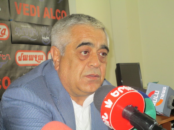 Մանվել Բադեյանը՝ թաղի խուժանների մասին. «Լրագրողներ կան, որոնք արժանի են ծեծի»