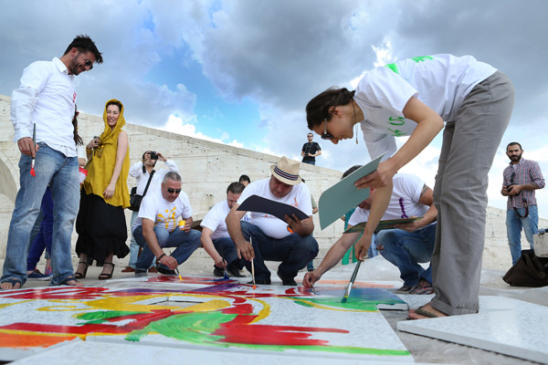 Յոթ արվեստագետներ մեկական գույնով պատկերել են Երազանքների Երևանը