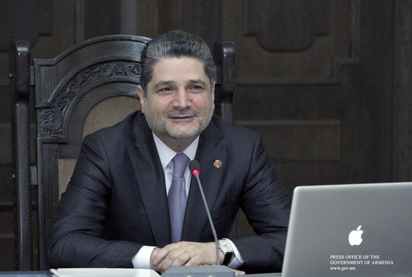 Կառավարությունը գումար հատկացրեց Լեւոն Խեչոյանի եւ Արմեն Մազմանյանի բուժման համար