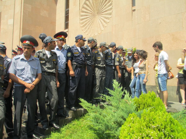 Բողոքի ցույց Երեւանի քաղաքապետարանի առջեւ. ուղիղ եթեր