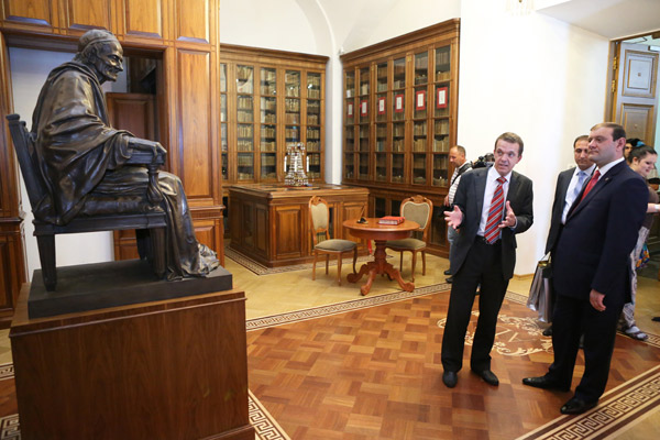 Սանկտ Պետերբուրգի ազգային գրադարանում բացվել է «Ես այսօր ամբողջ հոգով Երևանում եմ» խորագրով ցուցահանդես