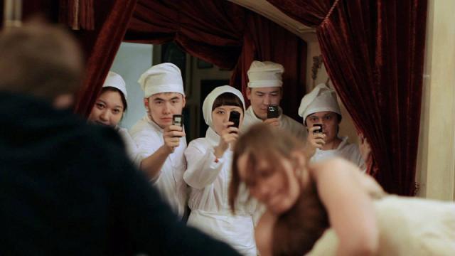 Մոսկովյան բուրժուազիայի մեկ օրվա կյանքը Խլեբնիկովի «Մինչ գիշերը կբաժանի մեզ» ֆիլմում (լուսանկարներ)