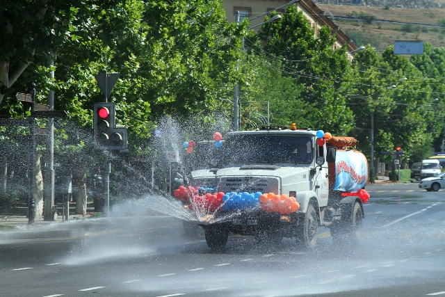 Մայրաքաղաքը  նշում է Տիրոջ Պայծառակերպության կամ Վարդավառի տոնը