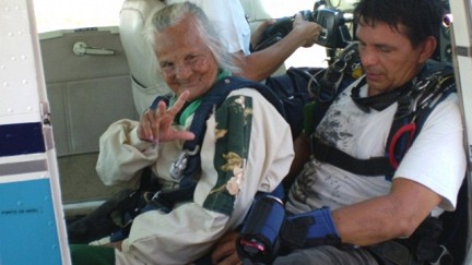 103-ամյա բրազիլուհին աշխարհի ամենատարեց պարաշյուտիստուհին է (տեսանյութ)