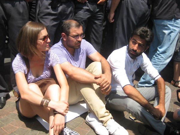 Արեւահարված ակտիվիստ Սուրեն Սահակյանը կատետրը ձեռքին եկել է քաղաքապետարան