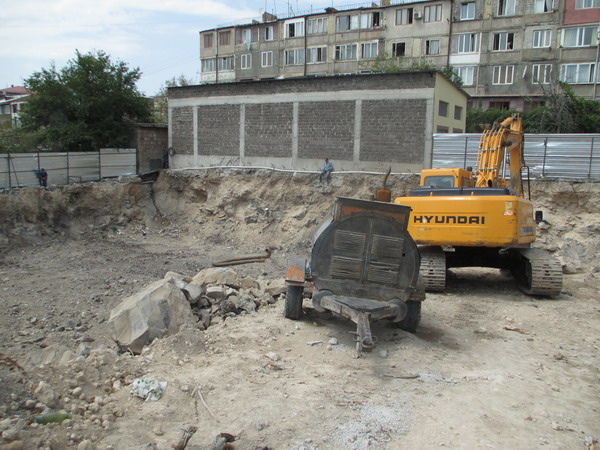 Ակտիվիստը կտրեց երակները (Տեսանյութ)