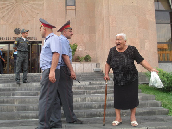 «Ի՞նչ ա, կարո՞ղ ա տեղաշորս առնեմ, գամ ստեղ քնեմ». ՀՀԿ-ի տատիկը՝ ակտիվիստներին․ (Տեսանյութ)