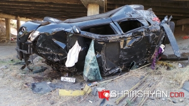 Երևան-Սևան ավտոճանապարհին վարորդը Toyota RAV4-ով բախվել է կամրջի արգելապատնեշին ու հայտնվել ձորակում