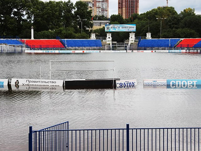 Ֆուտբոլի մարզադաշտը վերածվել է հսկայական լողավազանի