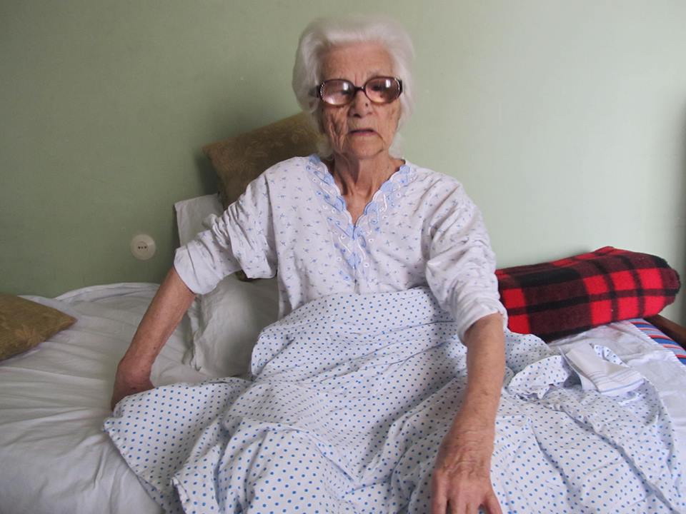 98-ամյա կինն իր ավանդն է ուզում, որ վիրահատի ջարդված ոտքը