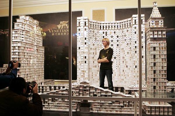 Ամերիկացի Բրայան Բերգը խաղաքարտերով կառուցել է աշխարհի ամենամեծ խաղատան կրկնօրինակը