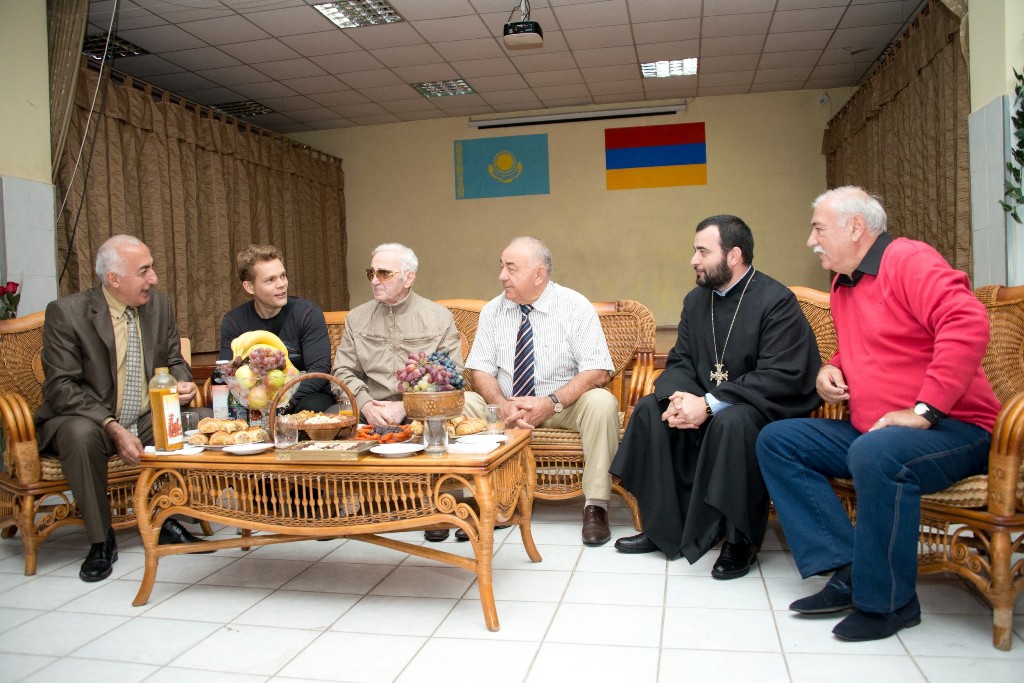 Ալմաթիի հայ համայնքի հանդիպումը Շառլ Ազնավուրի հետ