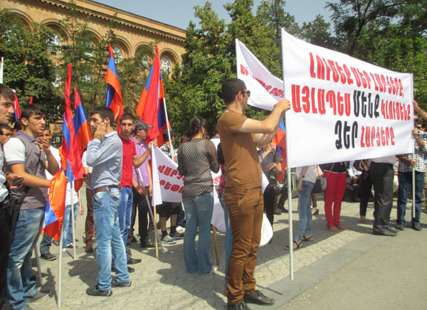 «Լուծեք մեր հարցերը, թե չէ մենք կլուծենք ձեր հարցերը» մեկնարկեց ՀՅԴ ուսանողական բողոքի երթը