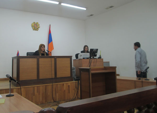 Սուրիկ Խաչատրյանի գործով դատավորը լրագրողներին «դաս տվեց», թե ինչպես լուսաբանել այդ նիստը