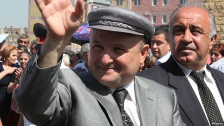 Վարդան Ղուկասյանին պատկանող թիվ 20  երթուղու միկրոավտոբուսների վարորդները  ի նշան բողոքի փակել են Գյումրի-Երևան մայրուղին