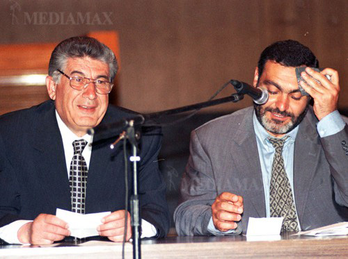 Հավաքույթի ժամանակ Վազգեն Սարգսյանը խմում է Կարեն Դեմիրճյանի կենացը՝ նրան կոչելով թագավոր