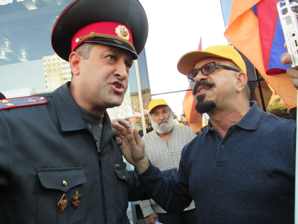 Ալեքսանյանի աջակիցներից մեկը դեղին գլխարկը դրել ու ակտիվիստների շարքն է անցել. (Տեսանյութ)