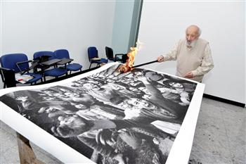 Hurriyet. Արա Գյուլերը վառել է իր աշխատանքը` ի հիշատակ Սեբաստիայի սպանդի զոհերի