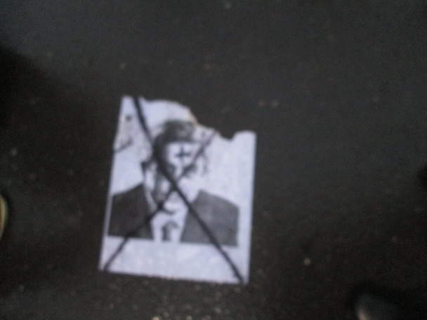 Վառեց Սերժ Սարգսյանի լուսանկարը, հետո էլ հորդորեց  ոտքի տակ տալ այն