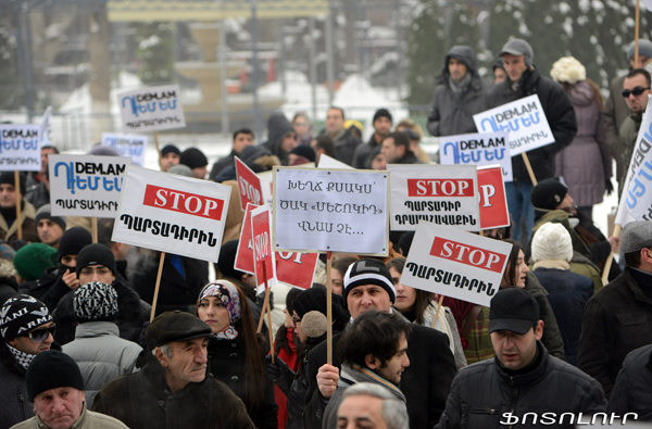 Ցուցարարները մոտենում են Սահմանադրական դատարանին