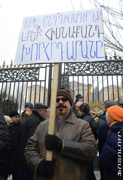 «Վստահություն չունենք, գնա ստեղից». Ցուցարարները` Արմեն Ռուստամյանին